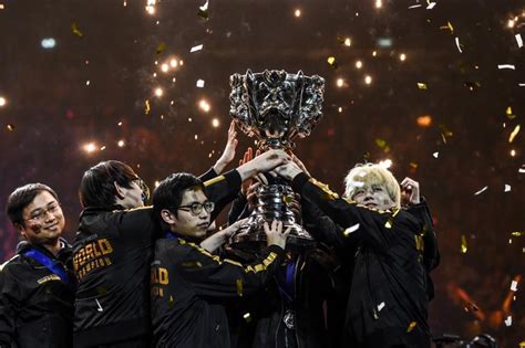 FLY PHOENIX FLY — FPX WINS WORLDS – League of Legends.
